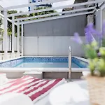 Villa With Pool Split